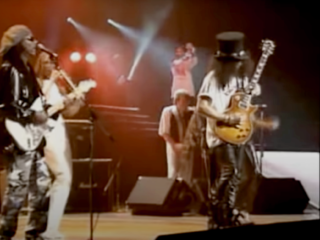 Chic speelt Le Freak live met Guns N’ Roses-gitarist Slash