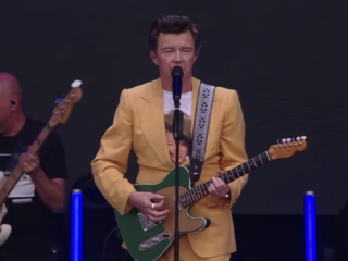 Rick Astley speelt live cover van Foo Fighters' Everlong