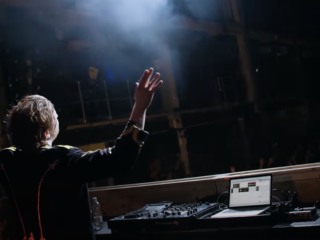 Bakermat: ‘Ik hoef niet religieus te zijn om psalmen in mijn muziek te stoppen’