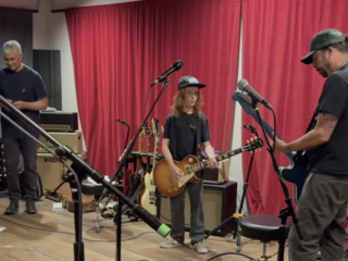 Twaalfjarige zoon Anthrax-gitarist speelt mee met Foo Fighters