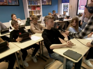 Jeroen en Jan-Willem komen langs bij Top 2000-les van meester Vlieland