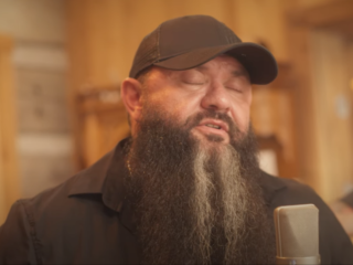 Luister hier naar Hurt gezongen door de kleinzoon van Johnny Cash