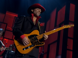 Prince toont zijn vakmanschap in live uitvoering van While My Guitar Gently Weeps