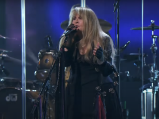 Stevie Nicks zingt Edge Of Seventeen tijdens Rock & Roll Hall of Fame introductie