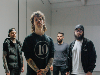 Suzanne en Mike bellen met vocalist Sten Govers van DEEPROOT