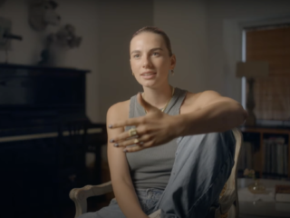 Maan geeft zich bloot in Ze Huilt Maar Ze Lacht: 'Alles lijkt het perfecte plaatje'