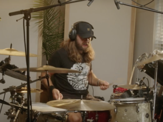 Drummer speelt alle Foo Fighters-nummers achter elkaar voor goed doel
