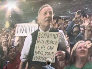 Bruce Springsteen helpt fans verloven tijdens concert