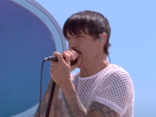 Terugkijken: Red Hot Chili Peppers, Snoop Dogg & Dr. Dre en Billie Eilish tijdens slotceremonie Olympische Spelen