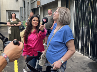 Langgekoesterde wens: Ria mag een olifantenpoot aanraken