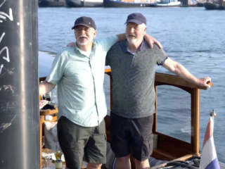 Evelien verrast Rein met een boottocht in Amsterdam