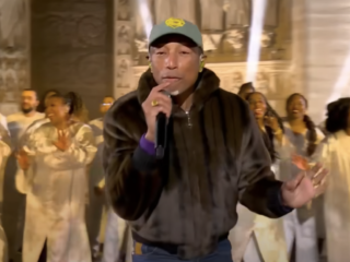 Pharrell Williams zingt Happy met zeventigkoppig koor tijdens heropening Notre Dame