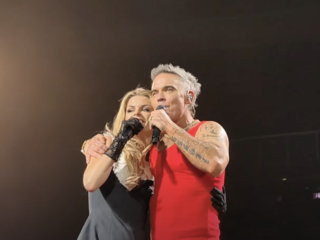 Davina Michelle zingt duet met Robbie Williams in Amsterdam