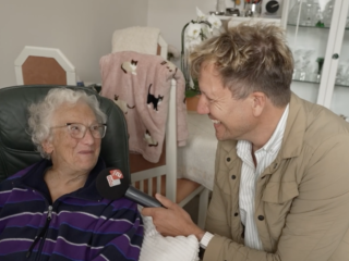 Hennie (89) verrast met weekendje weg met dochters: 'Dat is al jaren niet gebeurd'