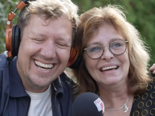 Mirjam mag drummen met Golden Earrings Cesar Zuiderwijk