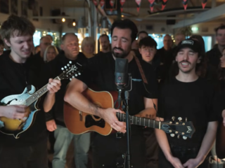 Dotan covert Iris van Goo Goo Dolls tijdens de NPO Radio 2 Top 2000 Stemweek