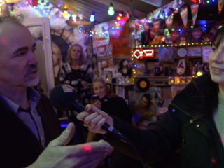 Emmely en Daniel bezoeken Arjen’s mini Top 2000 Café in Apeldoorn