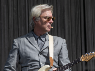 Hekel aan kerstmuziek? David Byrne heeft een leuke muzieklijst voor je gemaakt