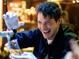 Daniël ontvangt gasten in zijn Top 2000 Social Pub livestream