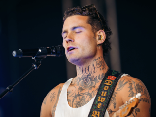 Luister hier naar With You, de nieuwe single van Douwe Bob