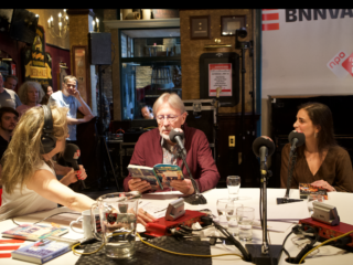 Schrijvers Jacques Vriens en Nadine Barroso zijn gefascineerd over het fenomeen familieweekend.
