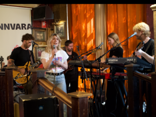 BLACKBIRD VIERT DE RELEASE VAN HAAR NIEUWE ALBUM IN SPIJKERS MET KOPPEN