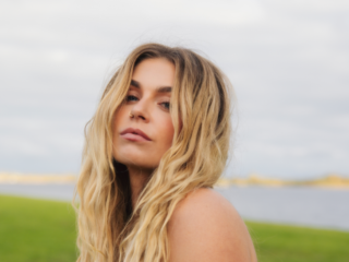 Roxeanne Hazes scoort NPO Radio 2 TopSong met Tranen In De Giftshop