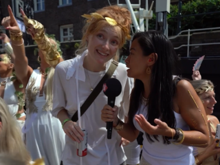 Froukje voor het eerst op boot tijdens Pride Amsterdam: 'Hele nieuwe ervaring'