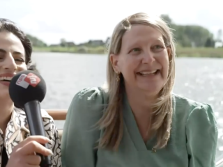 Anouscka neemt haar zorgzame vriendinnen mee op een boottocht