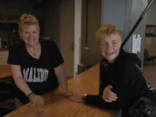 Duuk verrast zijn moeder na jarenlange zorg: “Ik ben je zo ontzettend dankbaar”