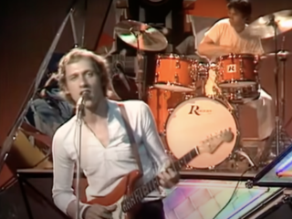 Dire Straits op het TopPop-podium met Water Of Love