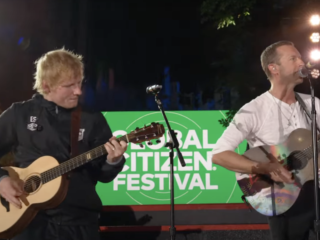 Ed Sheeran en Coldplays Chris Martin verrassen met akoestisch optreden