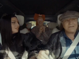 Lady Gaga en Brian Johnson zingen Highway to Hell in kersteditie van Carpool Karaoke