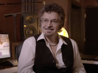 Gino Vannelli moet hard werken om People Gotta Move in de hitlijsten te krijgen