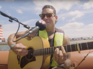 Douwe Bob verovert de Noordzee met een drijvende live uitvoering van Funny