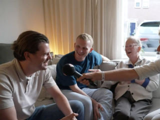 Voetbalfanaten Wilco en Rogier ontvangen tickets voor NAC-PSV: ‘Even goed voetbal van dichtbij zien’