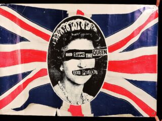 Sex Pistols protesteert vanaf de Thames tegen koninklijk jubileum