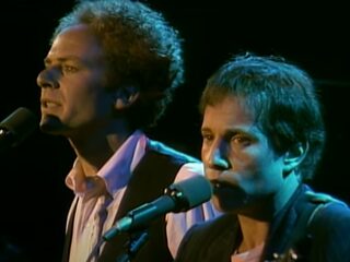 Simon & Garfunkel redden Central Park met benefietconcert in 1981