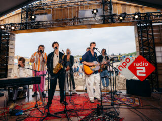 Son Mieux speelt Tell Me More tijdens intiem optreden op Concert at SEA