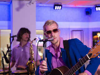 Son Mieux frontman Camiel zingt Multicolor op één been