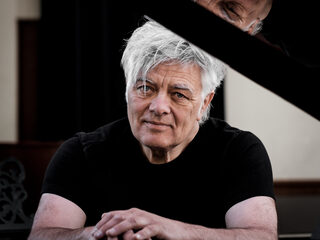 Tovenaar van de Nederpop Robert Jan Stips blikt terug op zijn rijke muzikale carrière