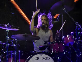 Foo Fighters eert Taylor Hawkins in een uitverkocht Wembley