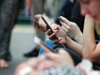 Hoe kom je van je telefoonverslaving af?