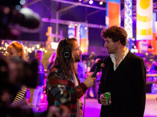 Thijs Boontjes wint zieltjes op HIER Festival: 'Het is net First Dates'