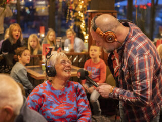 De moeder van Jeroen Kijk in de Vegte speelt de Top 2000 Shuffle