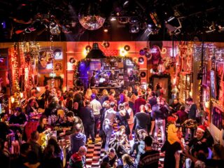 Dit is het dj-team van de NPO Radio 2 Top 2000 in 2022