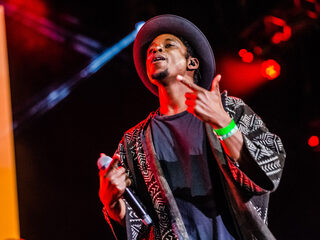 Typhoon schrijft nummer Alleen in de Pauze over eenzaamheid onder jongeren