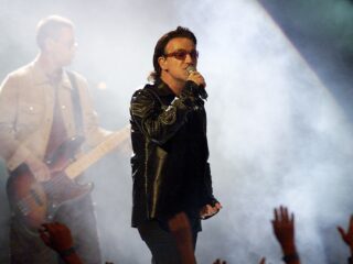 U2 brengt Beautiful Day vanaf de landingsbaan