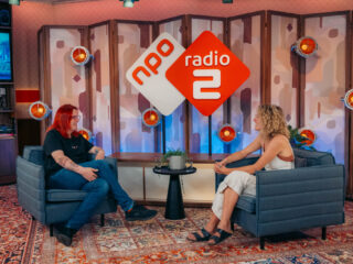 Carolien in gesprek met dartster Noa-Lynn van Leuven