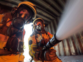 Sanne loopt dagje mee bij de brandweer: ‘We steken zo alles in de fik hier’